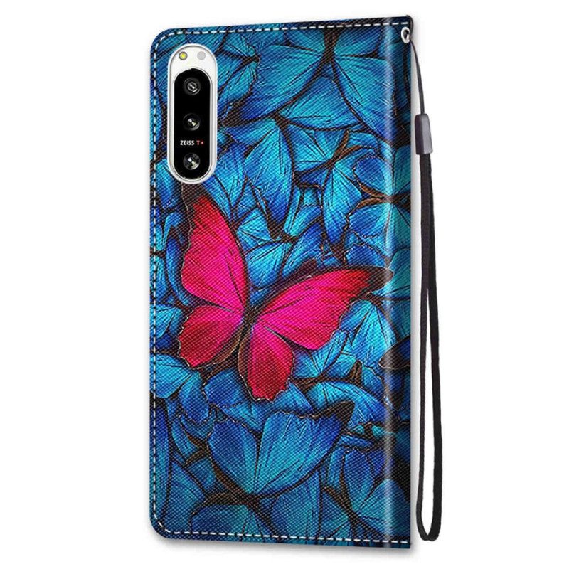 Leren Hoesje voor Sony Xperia 5 IV Rode Vlinder Blauwe Achtergrond